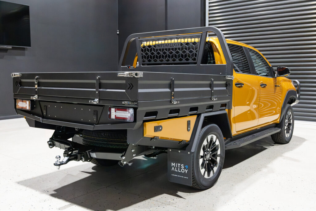 N90 Toyota HiLux fitted with a MITS Alloy tray, full length sideboards and colour coded undertray toolboxes