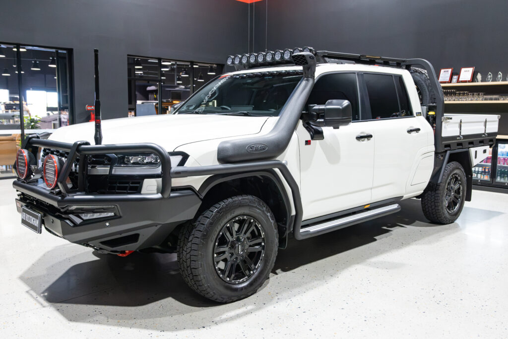 Front three-quarter view of Tania’s chopped Toyota LC300 with MITS Alloy tray, ARB bull bar, snorkel and roof lights